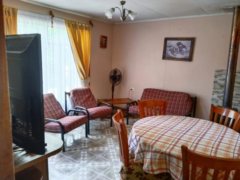 Dormitorio con cama matrimonial doble y cuadro en Cabañas Fabi